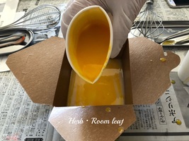 Ｈｅｒｂ・Ｒｏｏｍ　ｌｅａｆ主宰松下　美穂コラボレッスン石けん作りの実習中