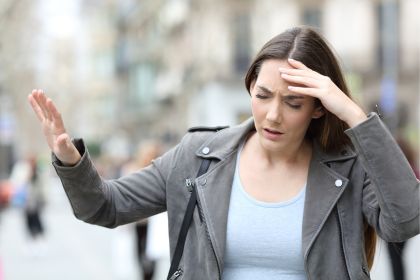 更年期におけるめまいと耳鳴り: 女性の健康と関連する重要な症状
