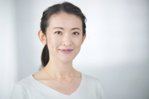 無理して笑ってしまう人の共通点